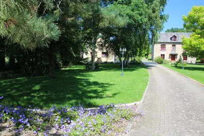 Entrée de la propriété du gîte de groupe à Bacilly dans la baie du Mont-Saint-Michel