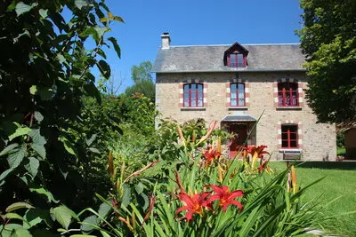 Façade du gîte de groupe Hibou à Bacilly dans la baie du Mont-Saint-Michel