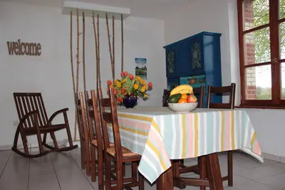 Salle à manger spacieux du gîte de groupe Hibou à Bacilly
