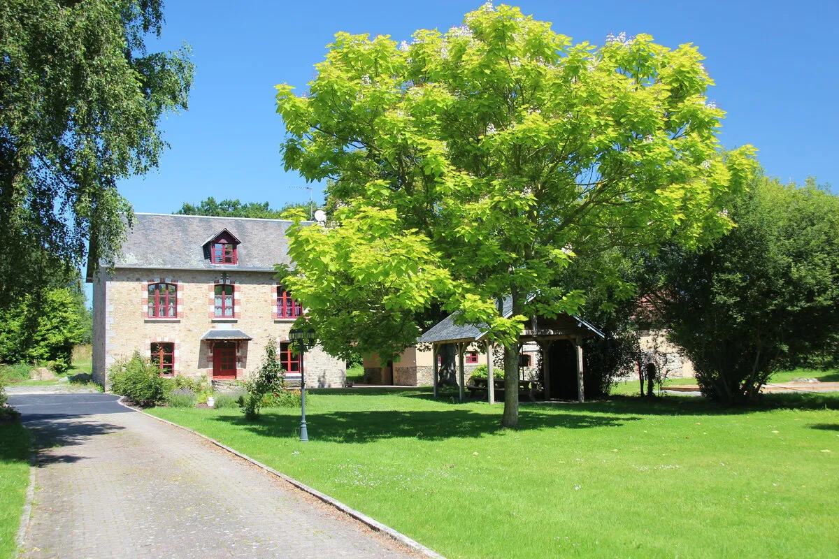 Entrée de la propriété du gîte de groupe à Bacilly dans la baie du Mont-Saint-Michel