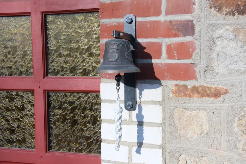 Façade du gîte de groupe Hibou à Bacilly dans la baie du Mont-Saint-Michel Cloche
