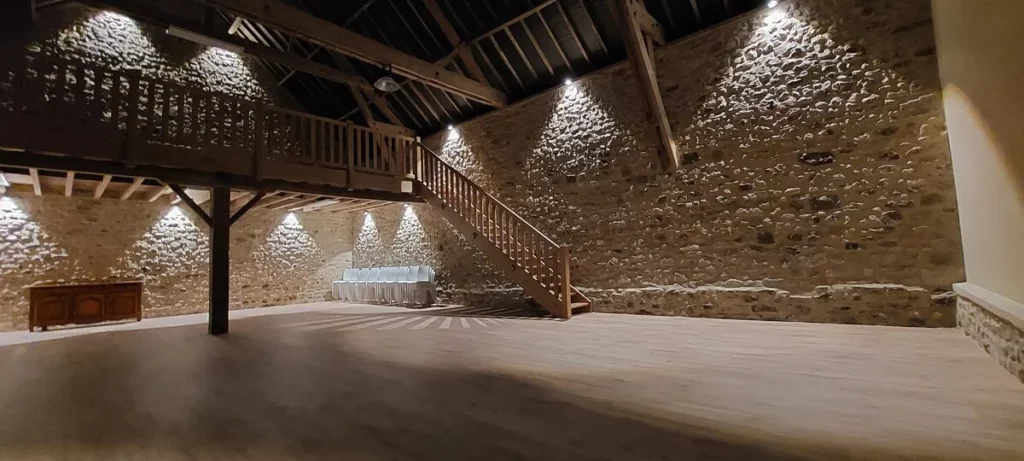 Salle de réception du gîte de groupe à Bacilly dans la baie du Mont-Saint-Michel