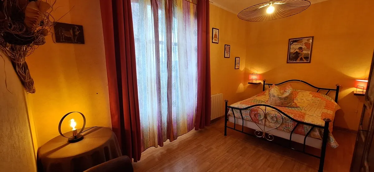 Chambre Orange du gîte Hibou pour 12 personnes à Bacilly