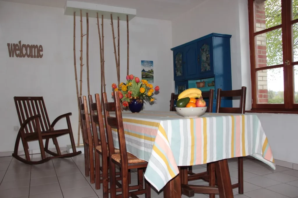 Salle à manger spacieux du gîte de groupe Hibou à Bacilly