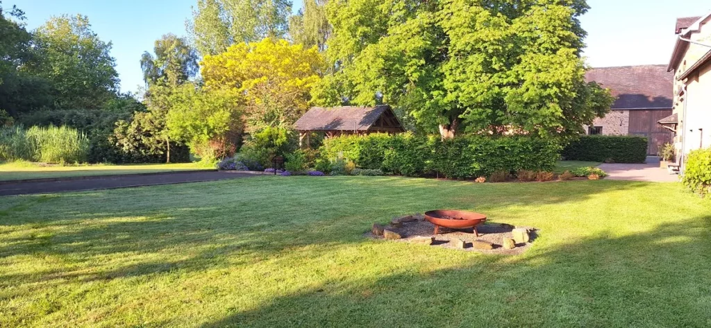 Vue dégagée sur jardin - Gites proximité Mont-Saint-Michel