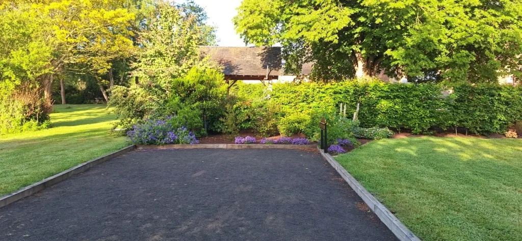 Vue printanière sur jardin - Maison proximité Mont-Saint-Michel